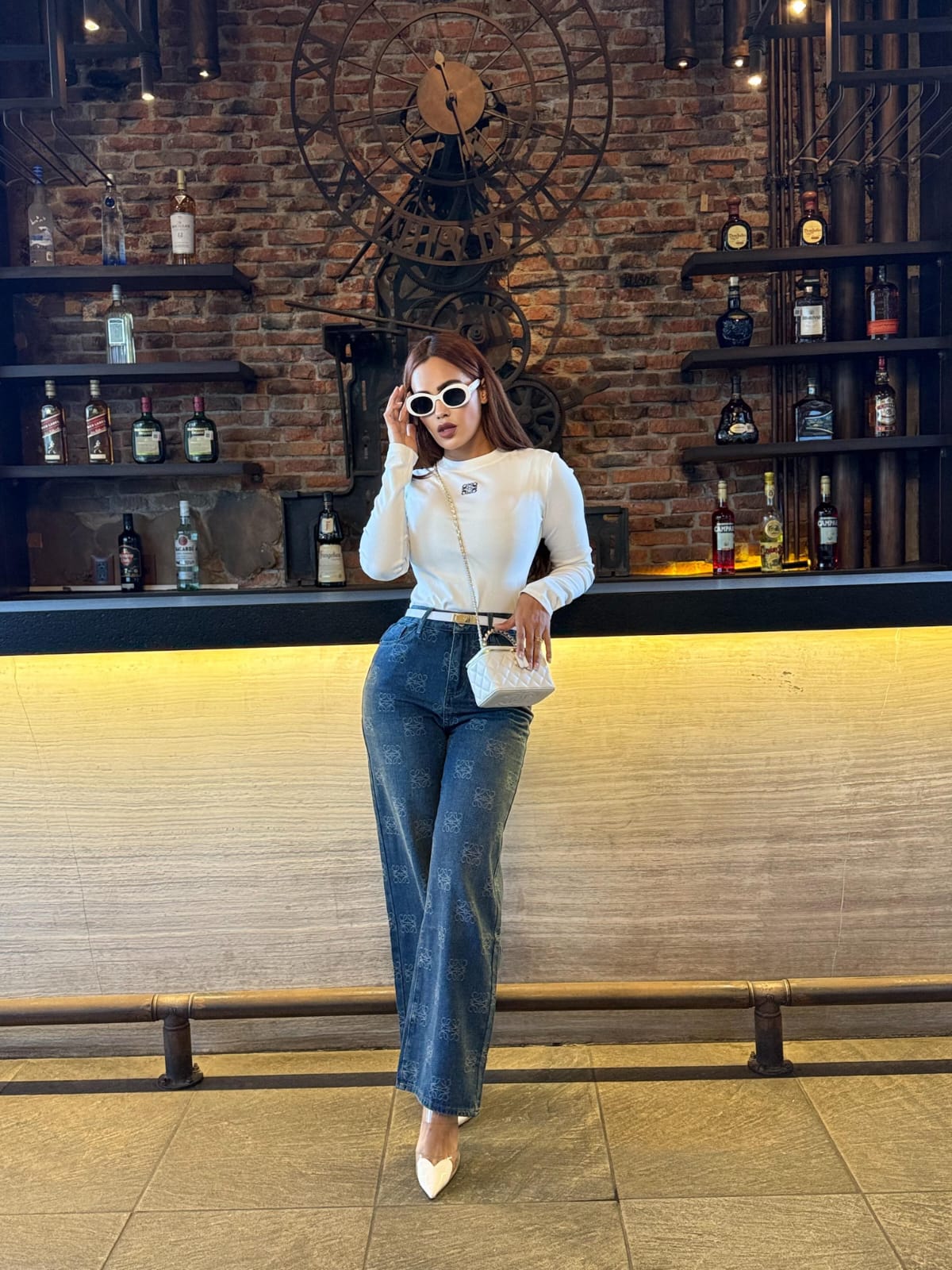 pantalon con logo blanco